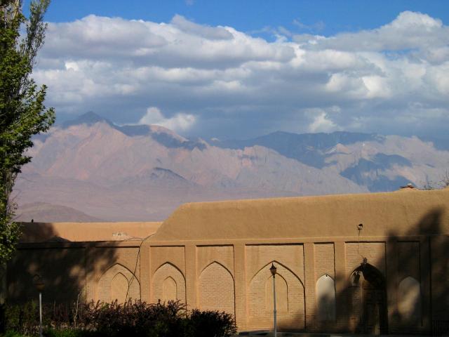 image Montañas junto a los Jardines Bagh-e Shahzade, provincia de Kermán, Irán