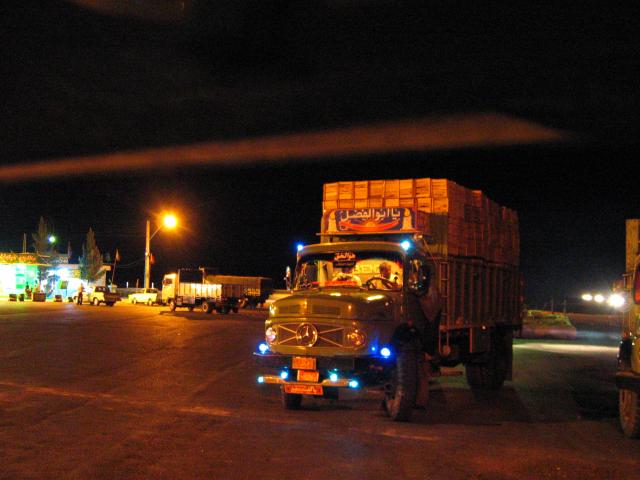 image Parada nocturna de camiones, provincia de Kermán, Irán
