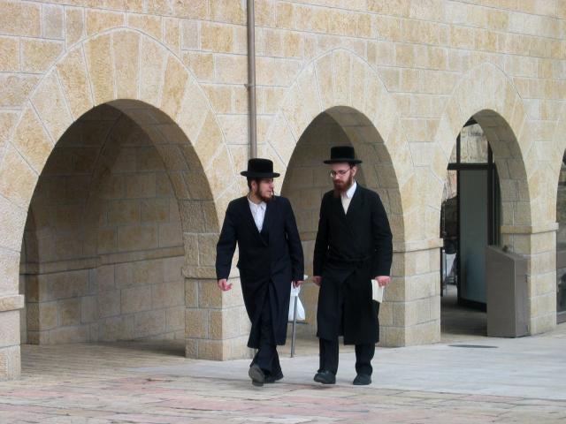 image Hasidines saliendo del recinto del Muro de las Lamentaciones, Jerusalén, Israel