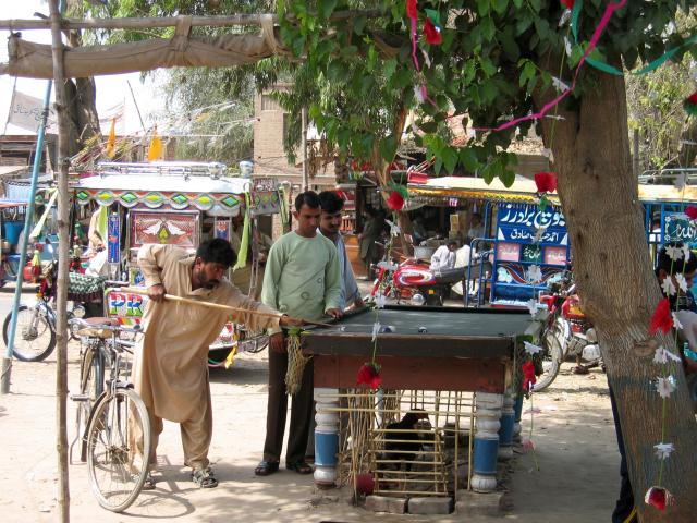image Billar callejero en una calle de Sahiwal, Punjab, Pakistán