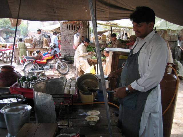 image Puesto callejero de té con leche, Punjab, Pakistán