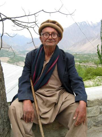 image Anciano Hunzakut con vestimenta típica, Karimabad, Pakistán