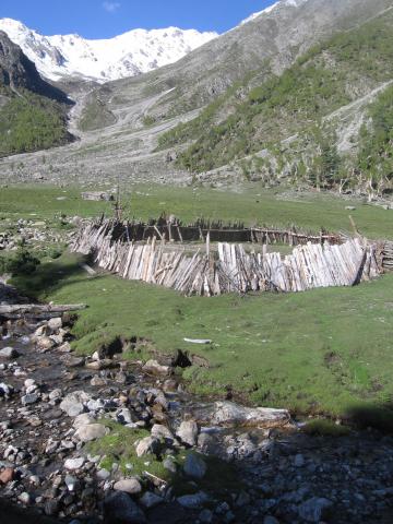 image Cercado para el ganado camino del campo base del Nanga Parbat, Pakistán