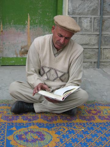 image Hombre Hunzakut leyendo el Corán, valle del Hunza, Pakistán