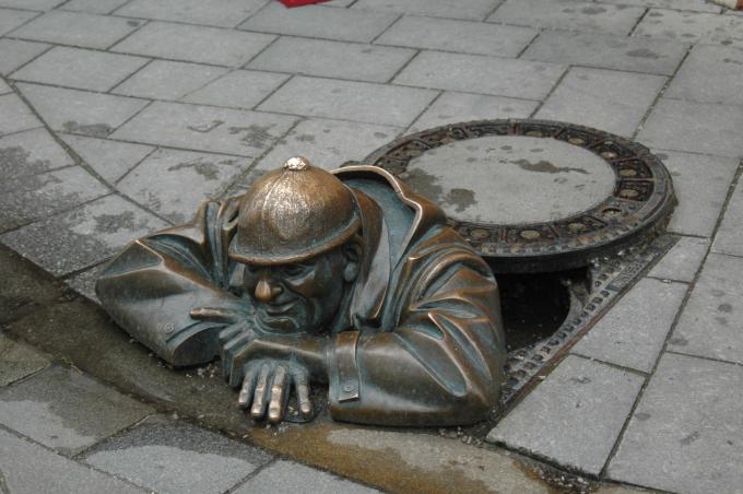 image Bombero saliendo de una alcantarilla de Bratislava, Eslovaquia