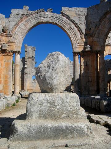 image Fragmento del pilar de San Simeón en la Catedral de San Simeón, Siria
