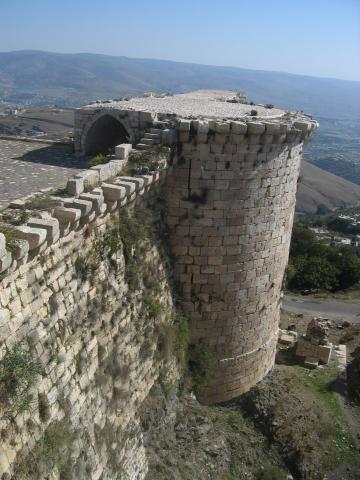 image Muro y torreón exterior del castillo cruzado del Crac de los Caballeros, Siria