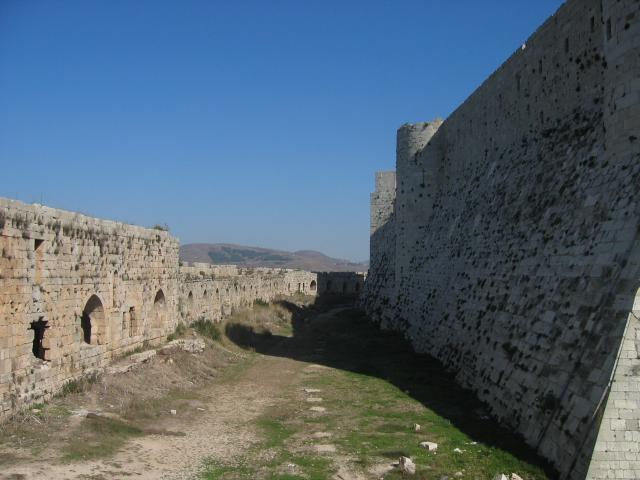 image Muro y foso del castillo cruzado del Crac de los Caballeros, Siria