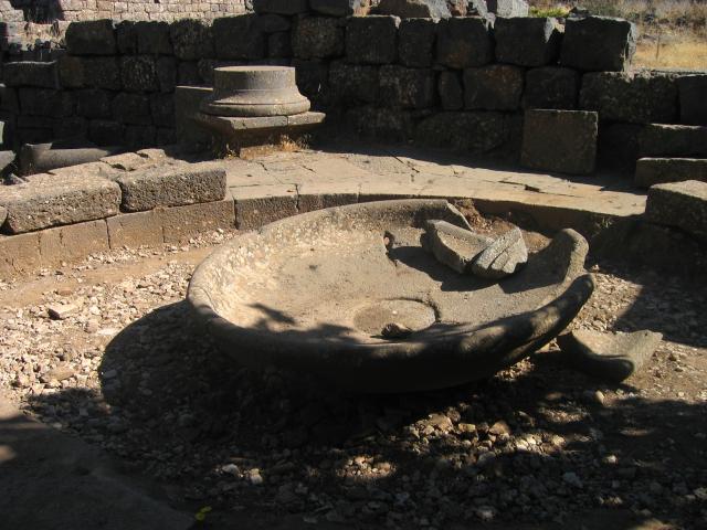 image Pila bautismal de la ciudad bizantina de Qanawat, As-Suwayda, Siria