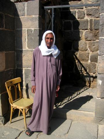 image Guardián del antiguo hamam de Bosra, Hama, Siria