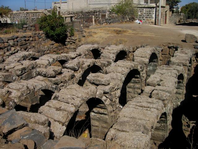 image Restos del aljibe de Qanawat, As-Suwayda, Siria