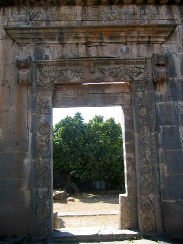 image Puerta de la ciudad bizantina de Qanawat, As-Suwayda, Siria