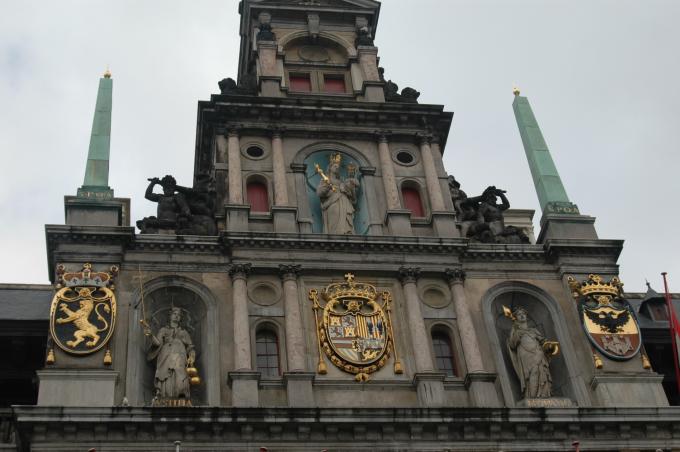 image Detalle de la fachada del Ayuntamiento de Amberes, Bélgica