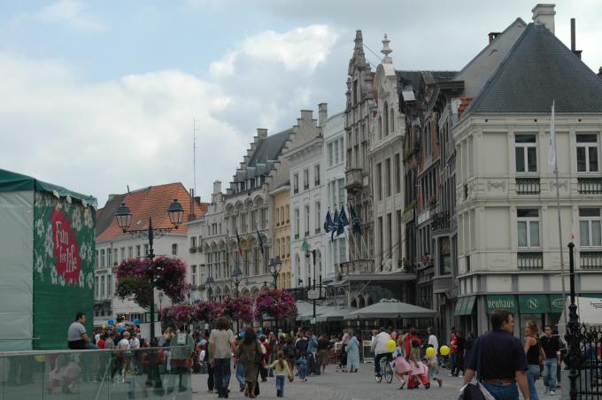 image Plaza del Grote Mark, Malinas, Bélgica