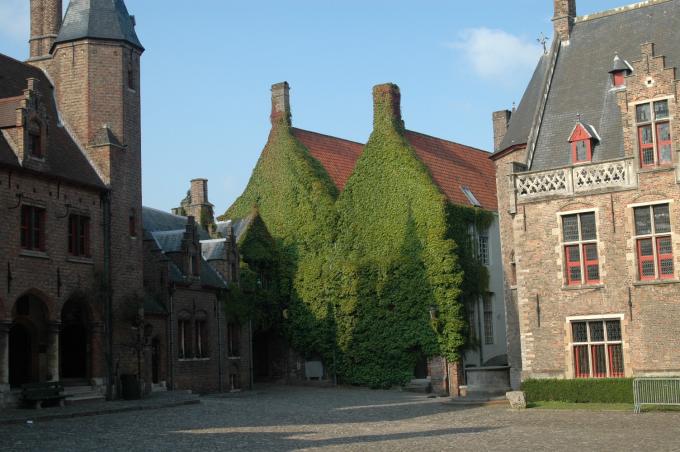image El Begijnhof en Brujas, Bélgica