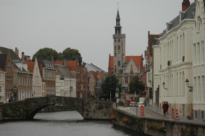 image El Koningsbrug con la Lonja de los Burgueses al fondo,Brujas, Bélgica