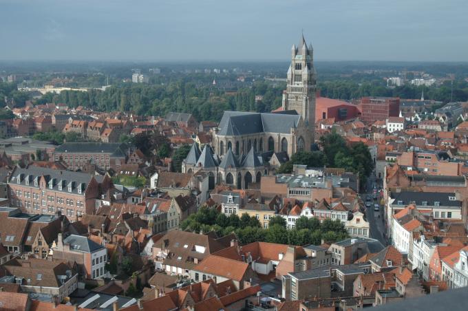image La catedral de San Salvador desde lo alto del Belfry en Brujas, Bélgica