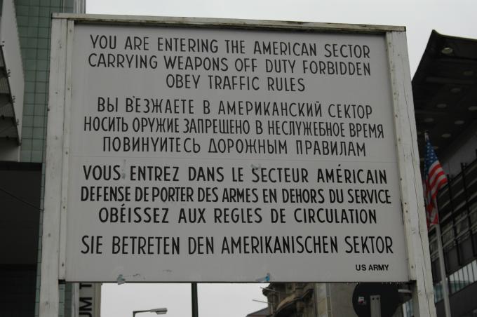 image Cartel en el lado soviético del Checkpoint Charlie en Berlín, Alemania