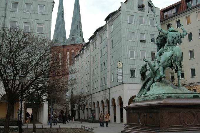 image Nikolaiviertel con la iglesia de San Nicolás en Berlín, Alemania