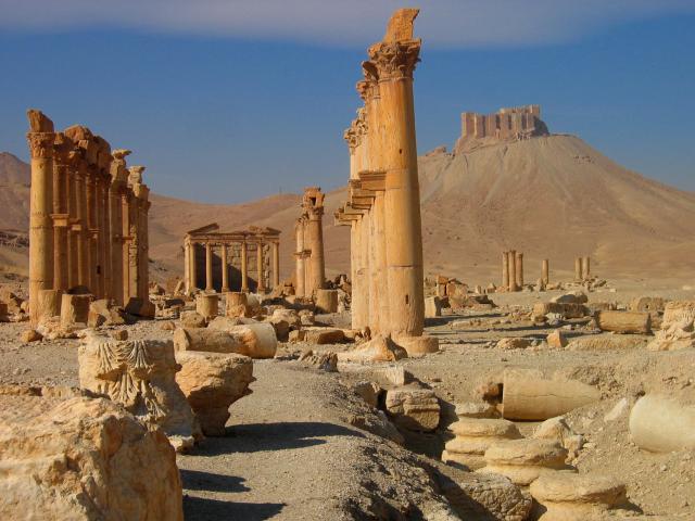 image Templo de Zenobia y castillo Qal´at Ibn Maan sobre la colina, Palmira, actual Tadmor, Siria