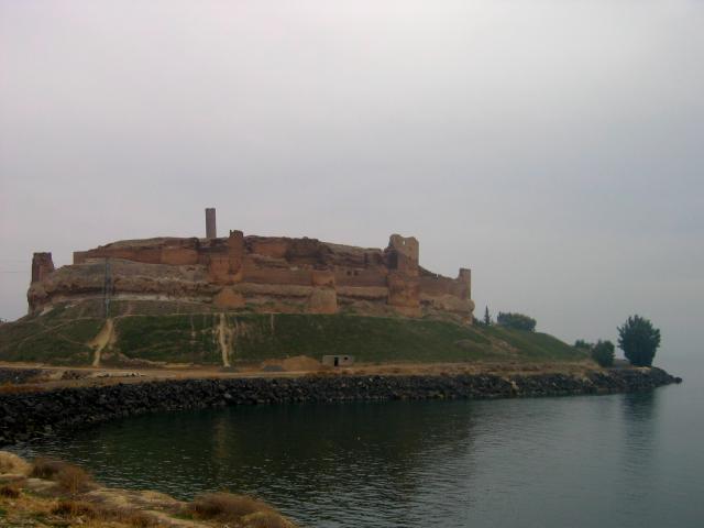 image Castillo Chalet al Jabir, embalse de Assad en el río Éufrates, Siria