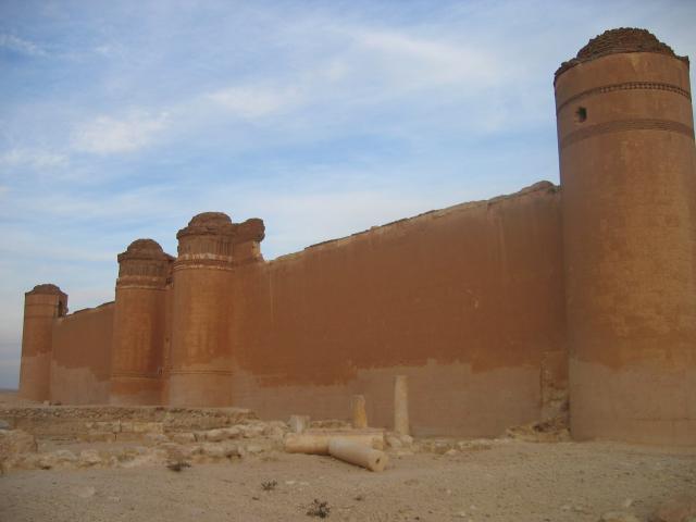 image Muro exterior de la fortaleza Qasr al Hayr, Siria