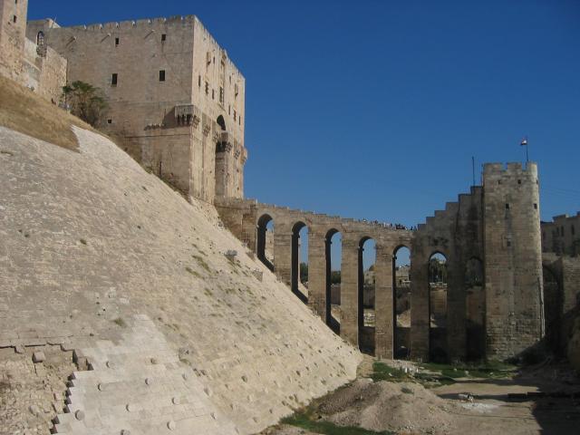 image Entrada sobre el foso a la ciudadela de Alepo, Siria