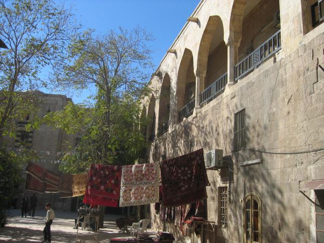 image Patio de una parada de caravanas, Alepo, Siria