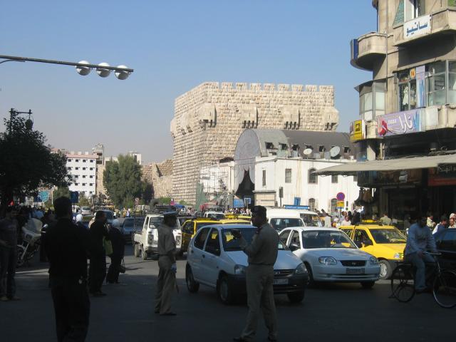 image Tráfico en la avenida Ath-Thajura,Ciudad Vieja de Damasco, Siria