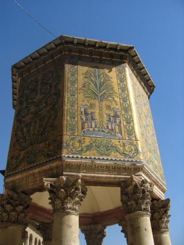 image Reloj decorado con mosaicos dorados de la Gran Mezquita de los Omeyas, Damasco, Siria