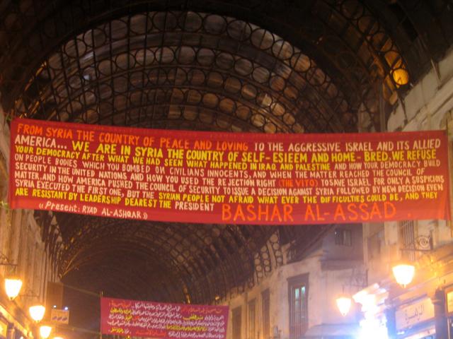 image Cartel con reivindicaciones y protestas del pueblo sirio, Gran Bazar de Damasco, Siria