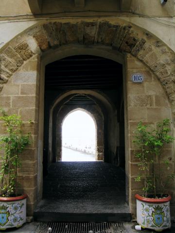 image Porta de Pescara en Cefalú, Sicilia, Italia