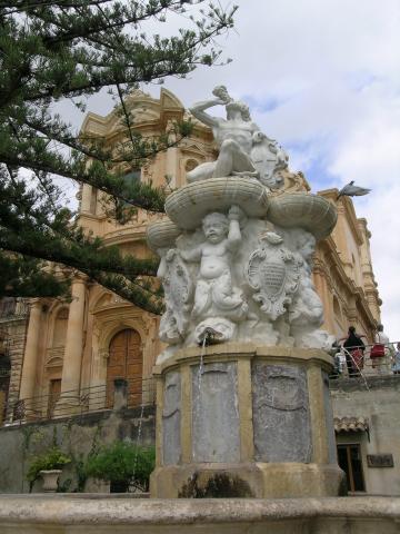 image Fuente de Hércules e Iglesia de San Domenico en Noto, Sicilia, Italia