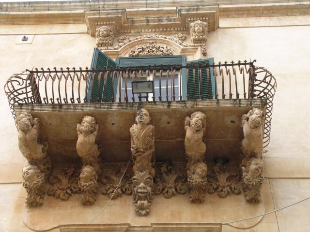 image Balcón barroco del Palacio Nicolaci Villadorata en Noto, Sicilia, Italia