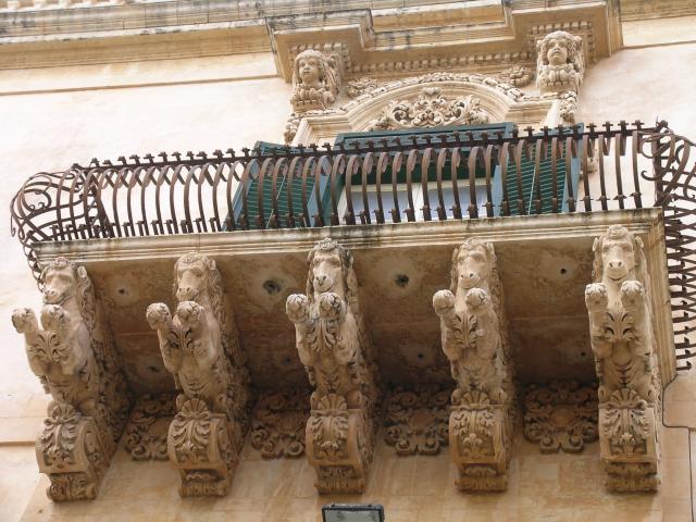 image Balcón barroco del Palacio Nicolaci Villadorata en Noto, Sicilia, Italia