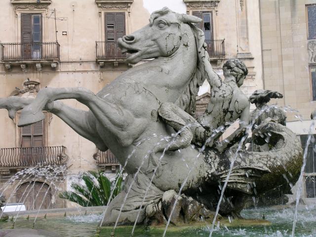 image Fuente de Artemisa en Ortigia, Sicilia, Italia