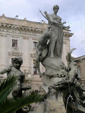 image Fuente de Artemisa en Ortigia, Sicilia, Italia