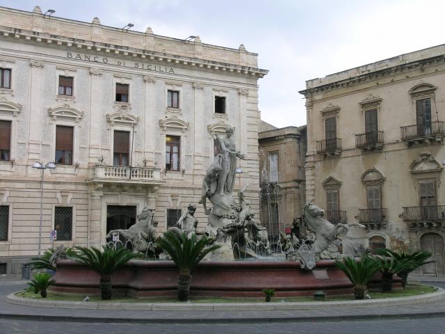image Fuente de Artemisa en Ortigia, Sicilia, Italia