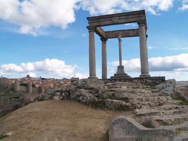 image Vista general del Humilladero de los Cuatro Postes y Ávila