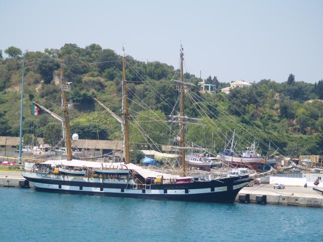 image Velero de tres palos en Corfú, Grecia