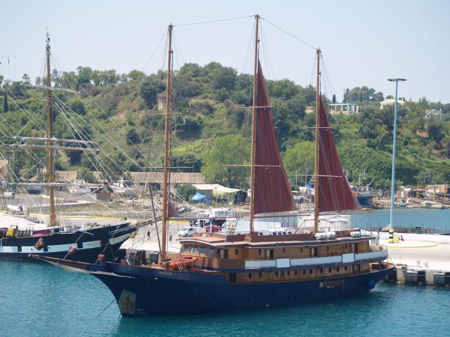 image Velero de tres palos en Corfú, Grecia