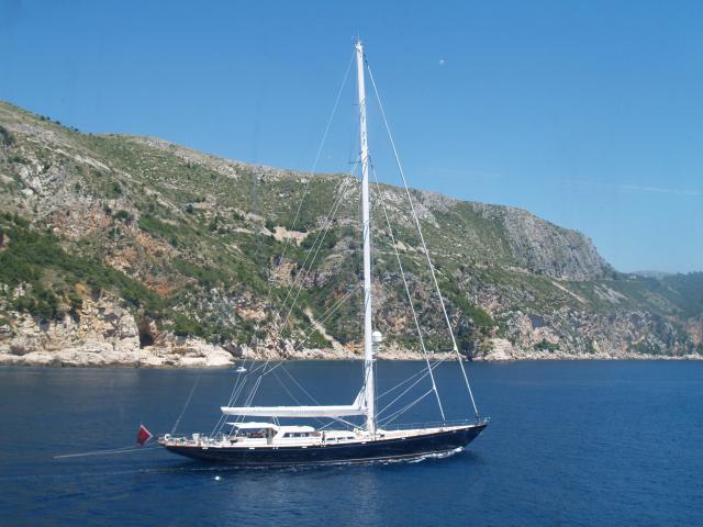 image Velero de un palo en la costa de Dubrovnik, Croacia