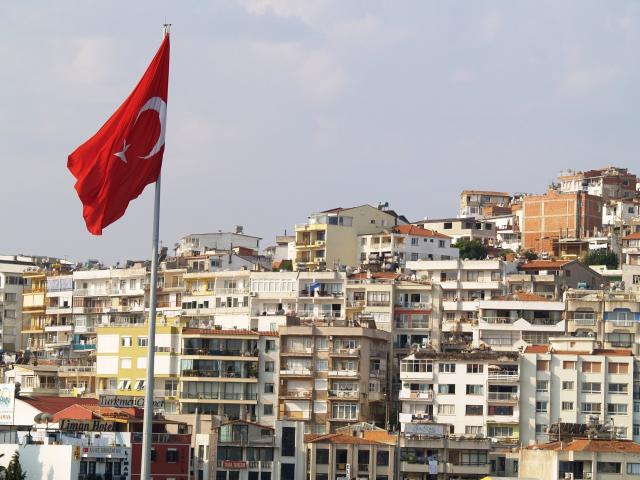image Vista general de Kusadasi y una bandera turca, Turquía