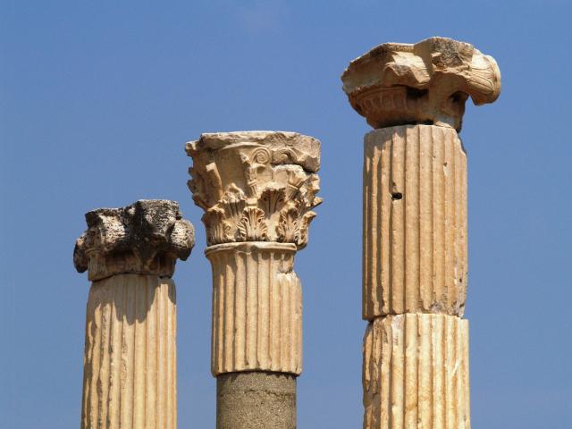 image Capiteles del Palacio del Concejo, Éfeso, Turquía