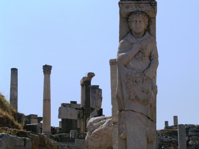 image Estatua de Heracles en la plaza de Domiciano, Éfeso, Turquía