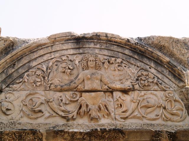 image Medusa en la Tumba de Celso, Éfeso, Turquía