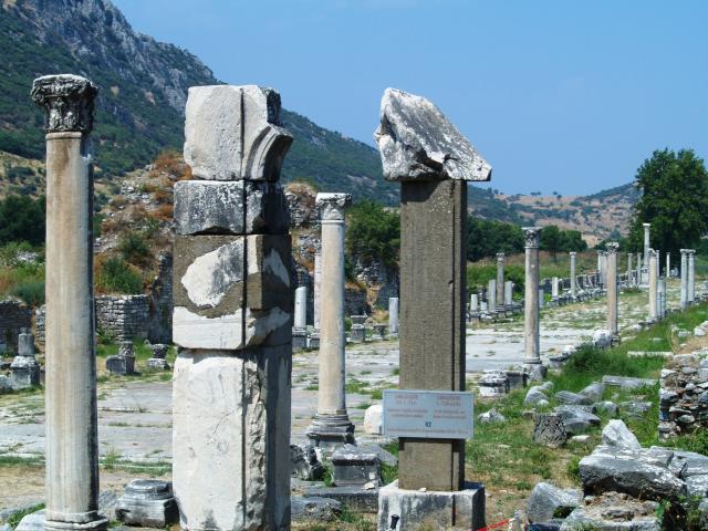 image Columnas de la Vía del Puerto, Éfeso, Turquía
