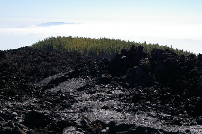 image Saliendo del Parque Nacional de Las Cañadas del Teide con La Gomera al fondo, Tenerife
