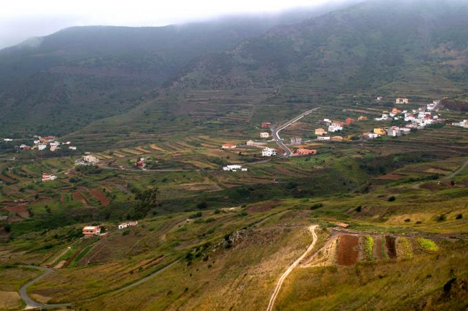 image Pueblo cubierto de nubes al norte de La Gomera