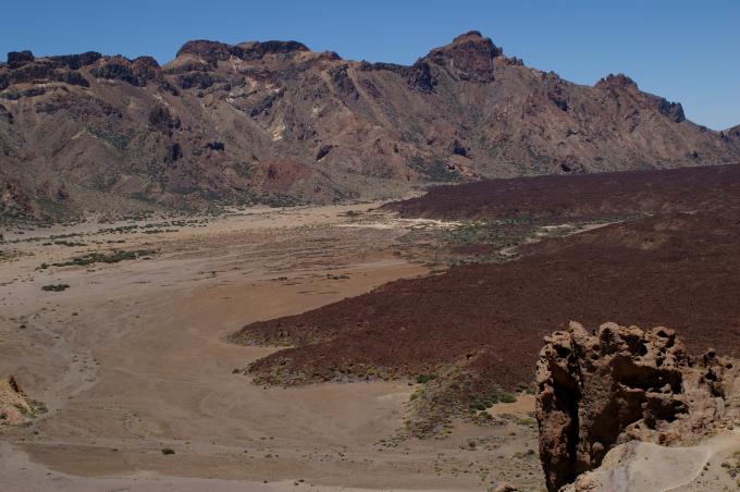 image Vista de la caldera del Teide y el mar de magma solidificado desde "La Catedral", Tenerife